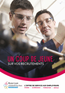 Jeune avec son employeur en train de travailler